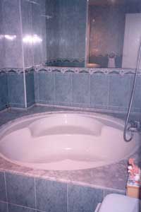 Large round bath